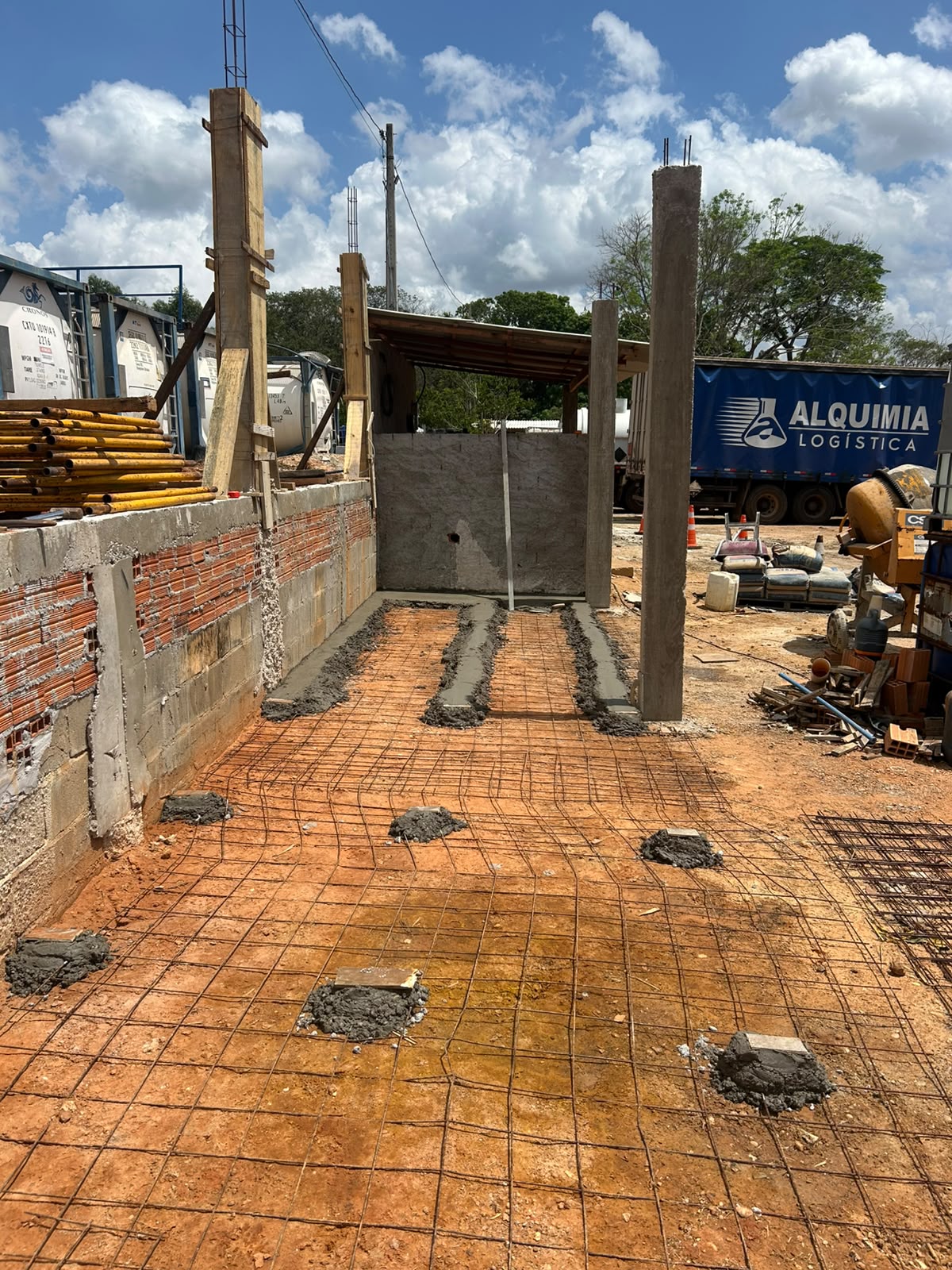 Construção da Área de Carregamento — Grupo Alquimia