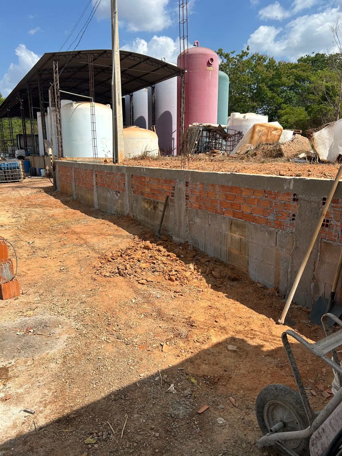 Mureta construída na área de carregamento
